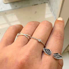Noelly Tiny Bezel Rope Ring